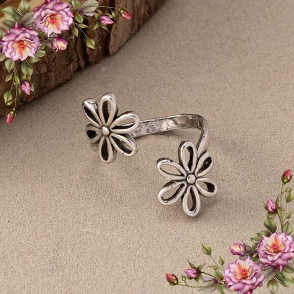 Vintage Bohemian Style Hollow Flowers Open Adjustable Size Ring - Picture 1 of 8